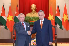 El secretario general del Partido Comunista de Vietnam, To Lam (derecha), recibe al rey jordano, Abdullah II Ibn Al-Hussein (Foto: VNA)