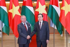 El presidente de la Asamblea Nacional de Vietnam, Tran Thanh Man (derecha), recibe al Rey de Jordania, Abdullah II Ibn Al-Hussein. (Foto: VNA)