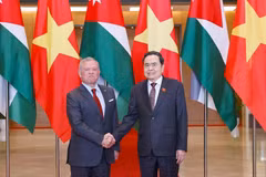 El presidente de la Asamblea Nacional de Vietnam, Tran Thanh Man (derecha), recibe al Rey de Jordania, Abdullah II Ibn Al-Hussein. (Foto: VNA)