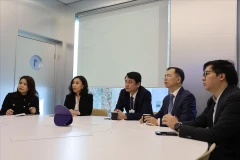 El viceministro de Relaciones Exteriores Le Anh Tuan (centro) y la delegación vietnamita asisten a un evento en FEM Davos 2026. (Foto: VNA)