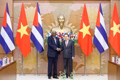 El presidente de la Asamblea Nacional de Vietnam, Tran Thanh Man, se reúne con el titular de la Asamblea Nacional del Poder Popular y del Consejo de Estado de Cuba, Esteban Lazo Hernández (Foto: VNA)