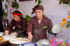 El proceso de elaboración del rollo de arroz al vapor requiere la experiencia y la habilidad del artesano (Foto: VNA)