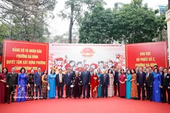 El secretario general del Partido Comunista de Vietnam, To Lam, y votantes en el barrio de Ba Dinh, Hanoi. (Foto: VNA)