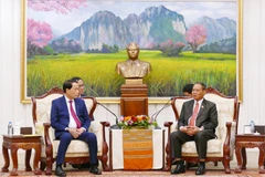 El miembro del Comité Central del Partido Comunista de Vietnam y viceministro de Seguridad Pública, coronel general Le Quoc Hung (izquierda), conversa con el general Vilay Lakhamfong, miembro del Buró Político y permanente del Secretariado del Comité Central del PPRL. (Foto: VNA)