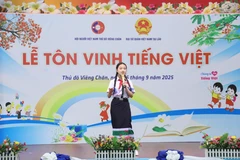 Una estudiante de la escuela bilingüe lao-vietnamita Nguyen Du participa en un concurso de narración de cuentos en vietnamita. (Foto: VNA)