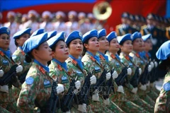 Mujeres oficiales de mantenimiento de la paz participan en el desfile conmemorativo por el 50 aniversario de la Liberación del Sur y la Reunificación Nacional de Vietnam. (Foto: VNA)