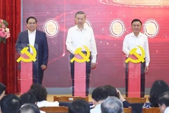 El secretario general del PCV, To Lam (en el medio), el primer ministro Pham Minh Chinh (izquierda), y el miembro permanente del Secretariado del Comité Central del Partido, Tran Cam Tu, lanzan tres plataformas digitales vitales para el cumplimiento de la Resolución No. 57-NQ/TW. (Foto: VNA)
