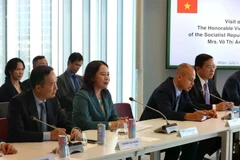 La vicepresidenta Vo Thi Anh Xuan en la reunión con el presidente del Gobierno Regional de Lombardía, Attilio Fontana (Foto: VNA)