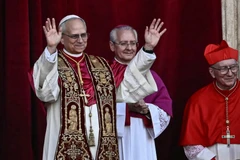 El Papa León XIV desde el balcón de la Basílica de San Pedro el 8 de mayo. (Foto: AFP)