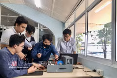 Estudiantes vietnamitas practican la aplicación de tecnologías avanzadas. (Foto: VNA)