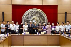 El presidente de la Asamblea Nacional de Vietnam, Tran Thanh Man, y los delegados participantes (Foto: VNA)