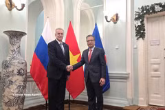 El embajador vietnamita en Rusia, Dang Minh Khoi (derecha), se reúne con Evgeny Grigoriev, presidente del Comité de Relaciones Exteriores de la ciudad de San Petersburgo (Foto: VNA)