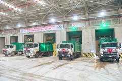 Los primeros camiones de basura entran al incinerador (Fuente: tienphong.vn)