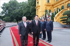 El presidente de Vietnam, Luong Cuong, preside la ceremonia de bienvenida al secretario general de la ONU, António Guterres, en Hanoi. (Foto: VNA)