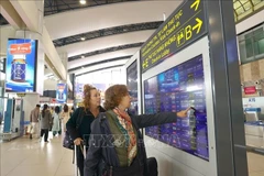 Pasajeros internacionales se registran en el aeropuerto de Noi Bai (Foto: VNA)