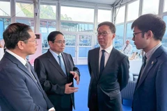 El primer ministro de Vietnam, Pham Minh Chinh (segundo desde la izquierda), se reúne con el vicepresidente de China Han Zheng (segundo desde la derecha).