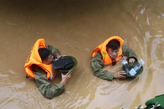 Las autoridades de la provincia de Cao Bang brindan apoyo a los habitantes de una zona inundada. (Foto: VNA)