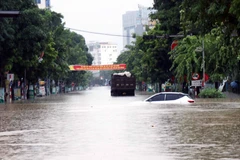 Numerosos vehículos quedaron varados en una calle inundada en la provincia de Thai Nguyen. (Foto: VNA)
