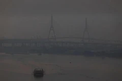 El puente Bhumibol, en Bangkok, en medio de la contaminación del aire durante el amanecer, el 26 de enero de 2025. (Foto: Reuters)