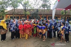El ministro de Educación Primaria y Secundaria, Abdul Mu'ti, saluda a los estudiantes y profesores tras la inauguración de SDN 2 Wonorejo en el distrito de Demak, Java Central, el 3 de enero de 2026. (Foto: Antara)