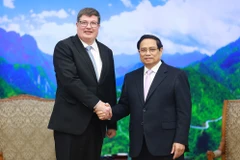 El primer ministro de Vietnam, Pham Minh Chinh (derecha), recibe a Arto Olavi Satonen, ministro de Empleo del Ministerio de Asuntos Económicos y Empleo de Finlandia. (Foto: VNA)