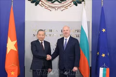 El secretario general del Partido Comunista de Vietnam, To Lam (izquierda), se reúne con el primer ministro de Bulgaria, Rosen Zhelyazkov (Foto: VNA)
