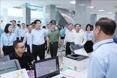 El presidente de Vietnam, Luong Cuong, inspecciona el Centro de Servicios Administrativos Públicos de Quang Ninh (Foto: VNA)