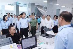 El presidente de Vietnam, Luong Cuong, inspecciona el Centro de Servicios Administrativos Públicos de Quang Ninh (Foto: VNA)