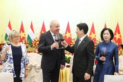 El presidente vietnamita, Luong Cuong, su homólogo húngaro, Sulyok Tamas, y sus esposas brindan en el banquete. (Foto: VNA)