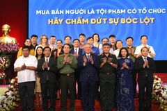 El viceprimer ministro permanente de Vietnam, Nguyen Hoa Binh, y los delegados participantes en la cita (Foto: VNA)