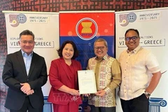 La embajadora de Vietnam en Grecia, Pham Thi Thu Huong, entrega la presidencia rotativa del ACAT al embajador de Indonesia (Foto: Embajada de Vietnam en Grecia)