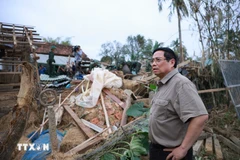El primer ministro Pham Minh Chinh visita una casa completamente derrumbada debido a las inundaciones en la aldea de Phu Huu, comuna de Hoa Thinh, provincia de Dak Lak. (Foto: VNA)