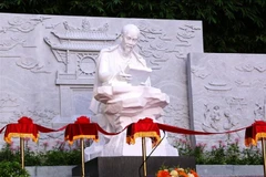 La estatua del Presidente Ho Chi Minh se ubica en el campus de la Biblioteca de Da Nang, en la homónima ciudad vietnamita. (Foto: VNA)