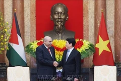 El presidente de Vietnam, Luong Cuong (derecha), recibe al titular de la Cámara de Representantes de Jordania, Mazen Turki El Qadi. (Foto: VNA)