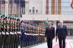 El secretario general del Partido Comunista de Vietnam, To Lam (izquierda), y el presidente bielorruso, Aleksandr Lukashenko, pasan revista a la guardia de honor. (Foto: VNA)