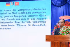 Nguyen Huu Lai, presidente de la filial municipal de la Asociación de Amistad Vietnam-Alemania, habla en la cita (Foto: nhandan.vn)