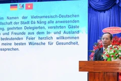 Nguyen Huu Lai, presidente de la filial municipal de la Asociación de Amistad Vietnam-Alemania, habla en la cita (Foto: nhandan.vn)