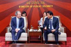 El ministro de Seguridad Pública, general Luong Tam Quang (derecha), recibe a Daniel Rosen, director ejecutivo de Rosen Partners (Foto: VNA)