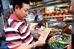 Un puesto de venta de Banh mi en el mercado Tan Dinh, Ciudad Ho Chi Minh (Foto: VNA)