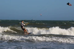Un turista extranjero juega al kitesurf en la playa de Mui Ne (Foto: VNA)