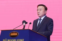 El miembro del Buró Político y permanente del Secretariado del Comité Central del PCV, Tran Cam Tu, interviene en la cita (Foto: VNA)