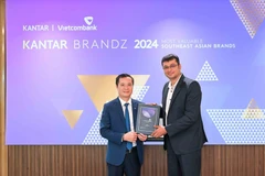 El subdirector general de Vietcombank, Le Hoang Tung (izquierda), recibe el reconocimiento de manos de Sumit Kamra, director de desarrollo estratégico de Kantar Insights. (Foto: VietnamPlus)