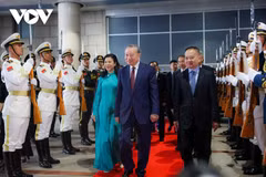 El secretario general del Partido Comunista de Vietnam y presidente del Estado, To Lam, junto con su esposa y una delegación de alto nivel, parte de Beijing hacia la ciudad de Nanning (Foto: VOV)