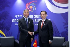 El ministro de Relaciones Exteriores de Vietnam, Le Hoai Trung (derecha), y su homólogo singapurense, Vivian Balakrishnan (Foto: Cancillería de Vietnam)