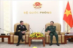 El general Nguyen Tan Cuong (derecha), jefe del Estado Mayor del Ejército Popular de Vietnam y viceministro de Defensa Nacional, recibe al vicealmirante Mark Hammond, jefe de la Armada australiana. (Foto: qdnd.vn)