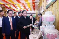 El primer ministro de Vietnam, Pham Minh Chinh, visita una exposición de productos de artesanía (Foto: VNA)