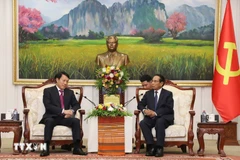 El ministro vietnamita de Seguridad Pública, general Luong Tam Quang. realiza una visita de cortesía a Bounthong Chitmani, miembro del Buró Político, miembro permanente del Secretariado del Comité Central del PPRL y vicepresidente de Laos (Foto: VNA)