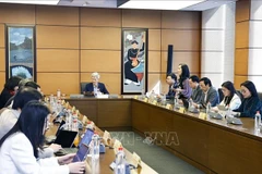 Diputados de la provincia de Hung Yen y la ciudad de Hai Phong discuten en grupos (Foto: VNA)