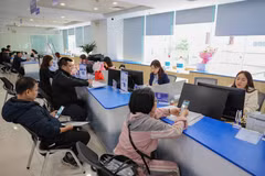 En la sucursal de Tay Ho del Centro de Servicios Administrativos Públicos (Foto: VNA)