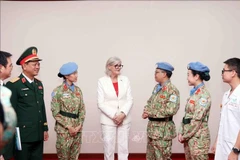 La gobernadora general de Australia, Sam Mostyn, se reúne con las fuerzas vietnamitas de paz. (Foto: VNA)
